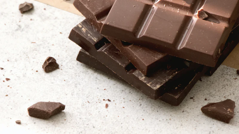 Tabletas de chocolate sobre una mesa blanca